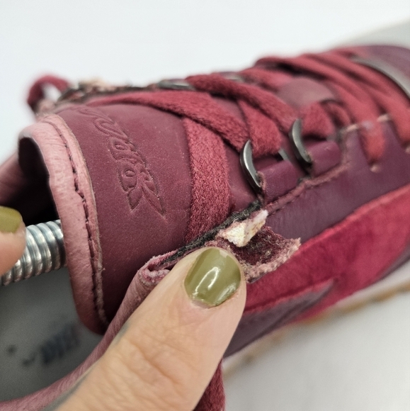 Brooks × Barney's NY | Chariot 'Reflective Pack' burgundy sneakers | MENS 8 - Picture 5 of 10